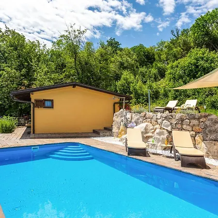 Cozy In With Outdoor Swimming Pool Feriehus