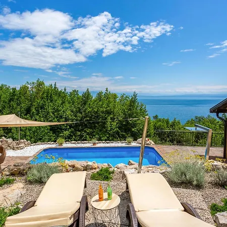 Hébergement de vacances Cozy In With Outdoor Swimming Pool *