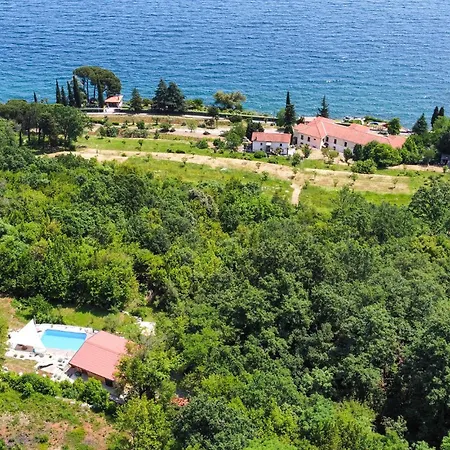Cozy In With Outdoor Swimming Pool Hébergement de vacances