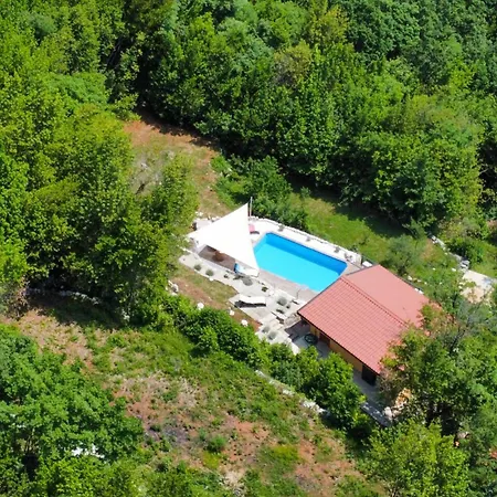Hébergement de vacances Cozy In With Outdoor Swimming Pool