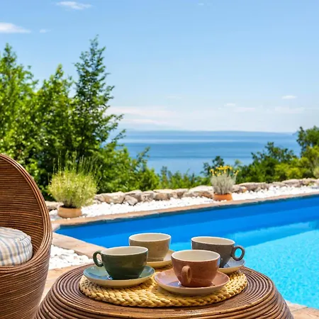 Cozy In With Outdoor Swimming Pool Casa vacanze